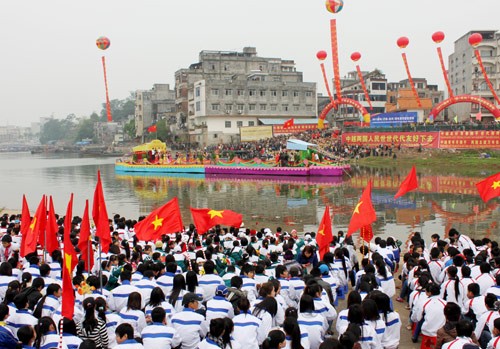越中界河对歌活动在越南芒街市举行 - ảnh 1