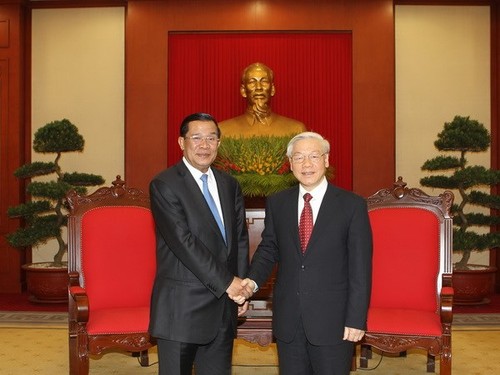 越南党和国家领导人会见柬埔寨首相洪森 - ảnh 1