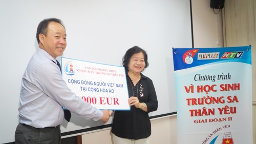 旅居奥地利越南人捐款一千欧元在长沙岛县生存乡建设学校 - ảnh 1