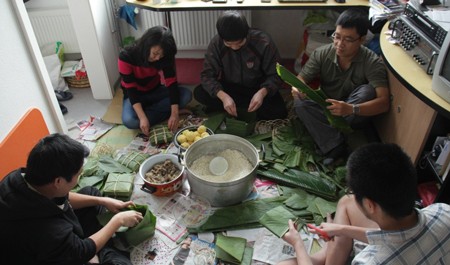 各国越南留学生举行多项活动喜迎新春 - ảnh 2