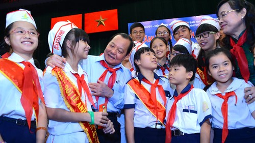 胡志明市领导人会见少年儿童代表 - ảnh 1