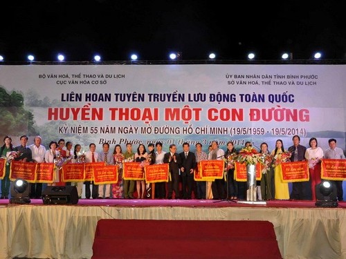 越南13个省市的300名宣传员参加长山小道巡演活动 - ảnh 1