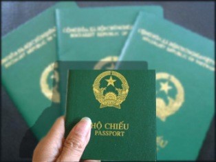 越南国会常委会讨论《外国人出入境和居留法（草案）》 - ảnh 1