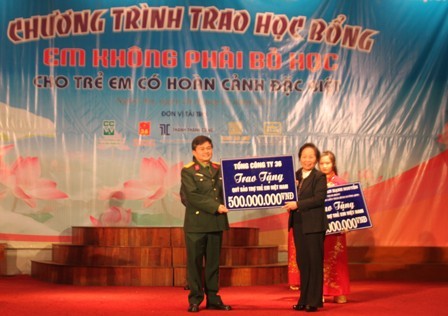 越南国家副主席阮氏缘向贫困儿童颁发助学金 - ảnh 1