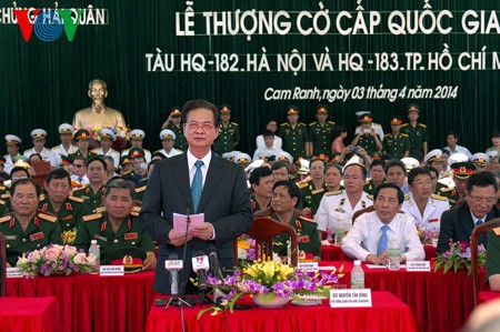 越南政府总理阮晋勇出席越南首批两艘潜艇国家级授旗仪式 - ảnh 1