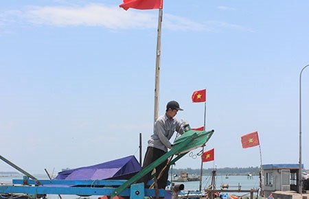 越南中部渔民继续出海捕捞 - ảnh 1