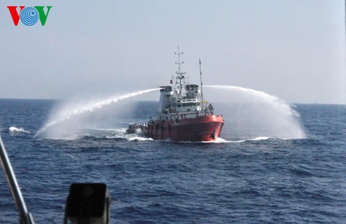 中国依然保持90多艘各类船只为钻井平台护航 - ảnh 1