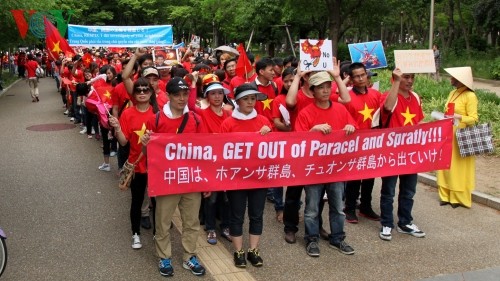 旅居加拿大和日本越南人举行游行活动反对中国 - ảnh 2