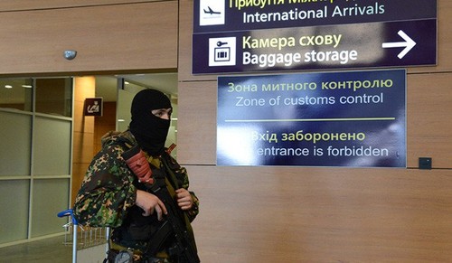 乌克兰：政府军夺回顿涅茨克机场的控制权 - ảnh 1