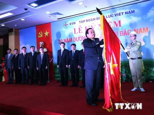越南举行五百千伏北南输电线路接入国家电网和运行20周年纪念活动 - ảnh 1