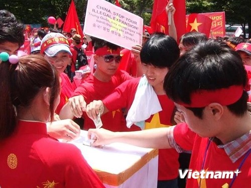 旅居韩国南部各地越南人为“协力捍卫东海”活动捐款 - ảnh 1