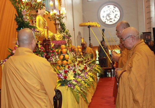 胡志明市佛教信徒祈愿东海和平 - ảnh 1