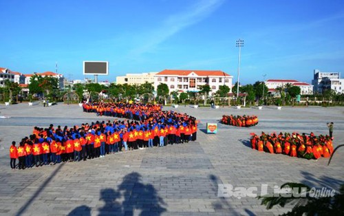 一千名青年在2014夏季青年志愿者活动出征仪式上排成越南地图 - ảnh 1