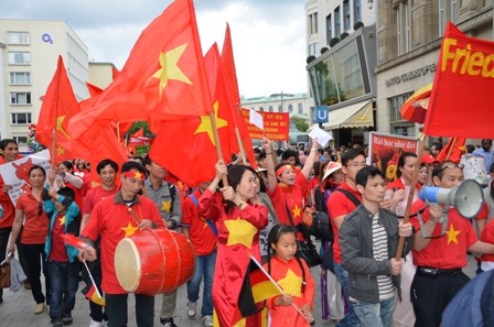 旅居德国越南人反对中国在东海非法设置钻井平台 - ảnh 1