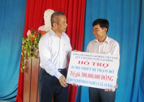 越南劳动总联合会主席探望广义省渔民并向其赠送礼物 - ảnh 1