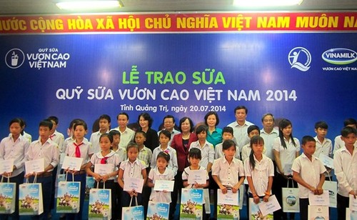 越南乳制品股份公司向广治省儿童赠送牛奶 - ảnh 1