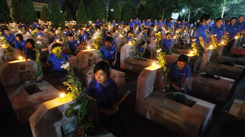 越南全国各地在烈士墓园举行烛光仪式 - ảnh 1