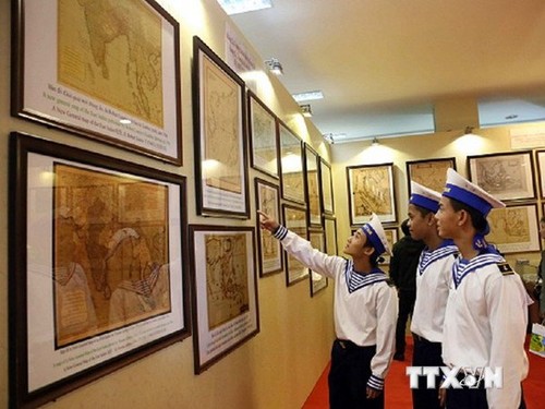 义安省举行“越南对东海和黄沙长沙主权”展 - ảnh 1