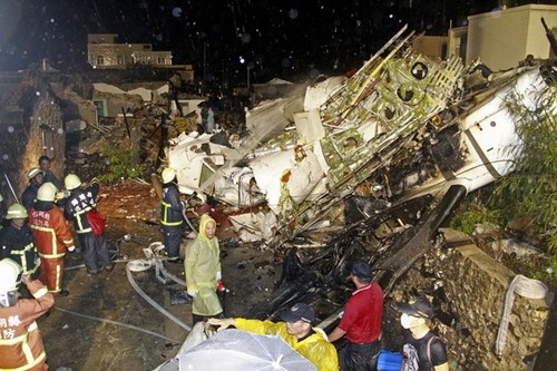 台湾客机坠落48人丧生 - ảnh 1