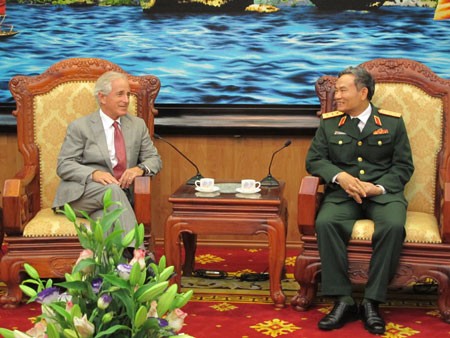 美国正研究取消向越南出售杀伤性武器禁令 - ảnh 1