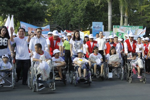 近一万人参加在胡志明市举行的为橙剂受害者步行活动 - ảnh 1