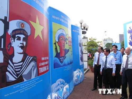 “团结保卫和建设越南祖国”宣传画展开幕 - ảnh 1