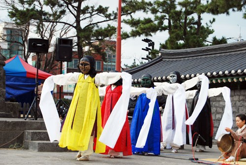 韩国传统文化体验周活动备受河内年轻人欢迎 - ảnh 1