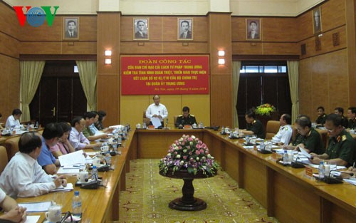 越南政府副总理阮春福就司法改革工作与中央军委座谈 - ảnh 1