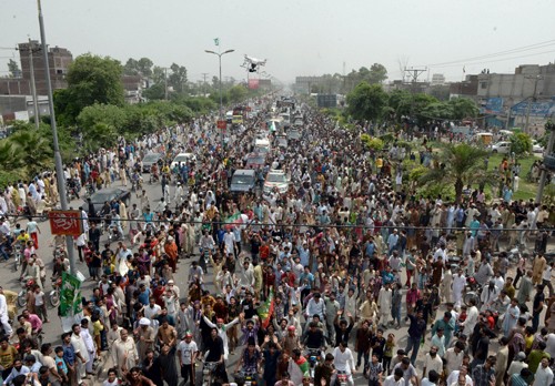 巴基斯坦示威民众包围议会大楼和政府主要部门 - ảnh 1