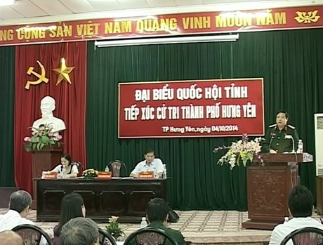 越南国防部长冯光青与兴安省选民接触 - ảnh 1