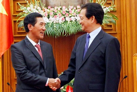 阮晋勇总理会见老挝政府副总理 - ảnh 1