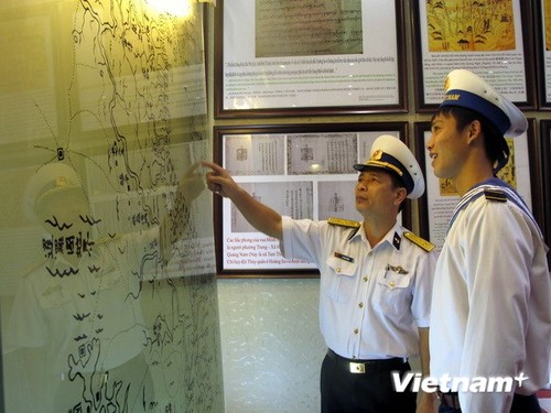 “黄沙长沙归属越南——历史与法理依据”地图及资料展在下龙市举行 - ảnh 1