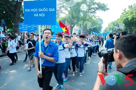 国内外代表和首都青年出席在河内举行的和平文化日游行活动 - ảnh 18