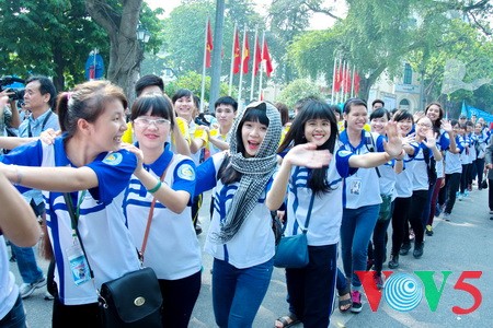 国内外代表和首都青年出席在河内举行的和平文化日游行活动 - ảnh 19