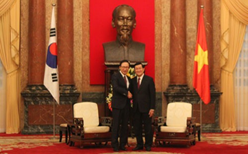 韩国前总统李明博访问越南 - ảnh 1