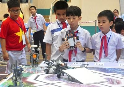  2014年全国机器人大赛是学生们的有益科学平台 - ảnh 1