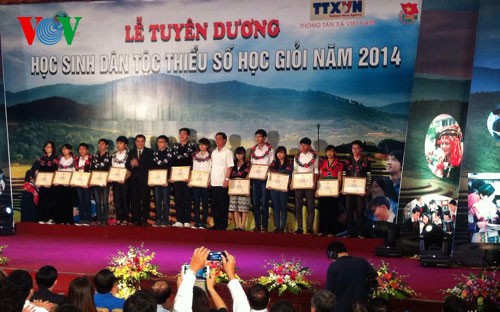2014年少数民族优秀学生表彰仪式在河内举行 - ảnh 1