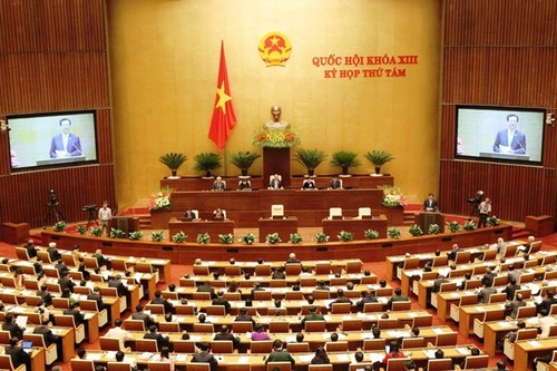 越南13届国会8次会议继续讨论多项法律草案 - ảnh 1