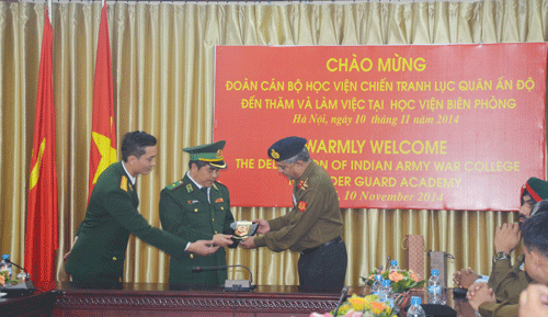 越南人民军副总参谋长会见印度陆军战争学院代表团 - ảnh 1