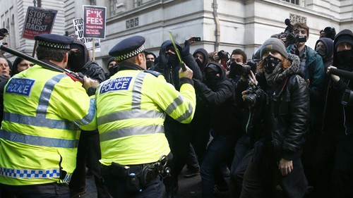 英国学生的示威发生冲突 - ảnh 1