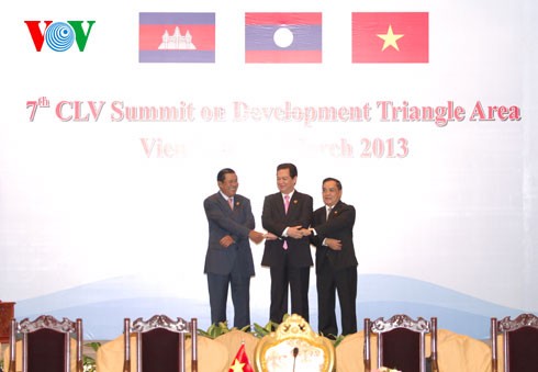 阮晋勇总理出席越老柬发展三角区第8届峰会 - ảnh 1