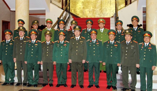 表彰在学习胡志明道德榜样中成绩优异的七十名军队和公安系统青年 - ảnh 1
