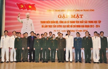 表彰在学习胡志明道德榜样中成绩优异的七十名军队和公安系统青年 - ảnh 1