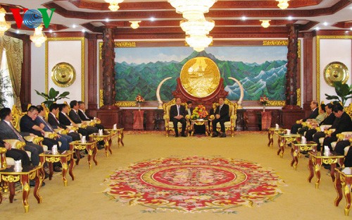 阮春福副总理礼节性拜会老挝国家主席和国会主席 - ảnh 1