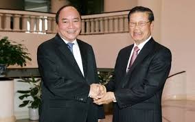 越南政府副总理阮春福会见老挝农村发展与扶贫中央指导委员会代表团 - ảnh 1
