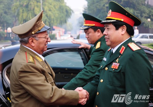 越南国防部部长冯光青同古巴革命武装力量部部长辛特拉举行会谈 - ảnh 2