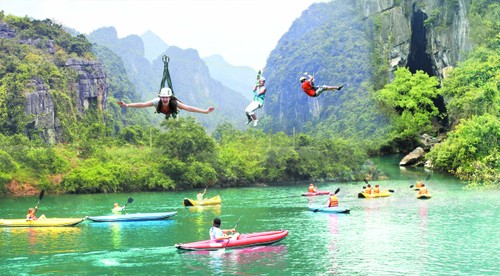 新年第一天越南各地游客激增 - ảnh 1