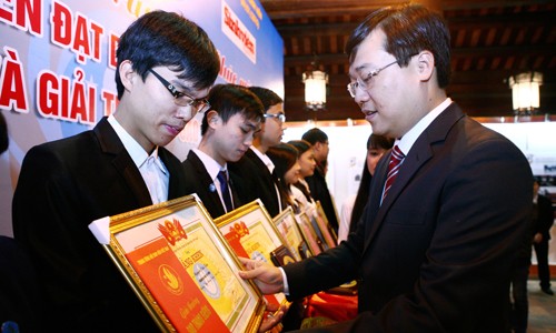 越南一百名大学生荣获2014年“正月之星”奖 - ảnh 1