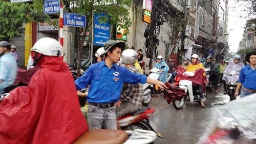 胡志明市纪念青年志愿者运动15周年 - ảnh 1