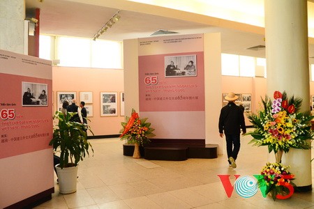 越南青年谈“越中建交65周年”图片展观后感 - ảnh 1
